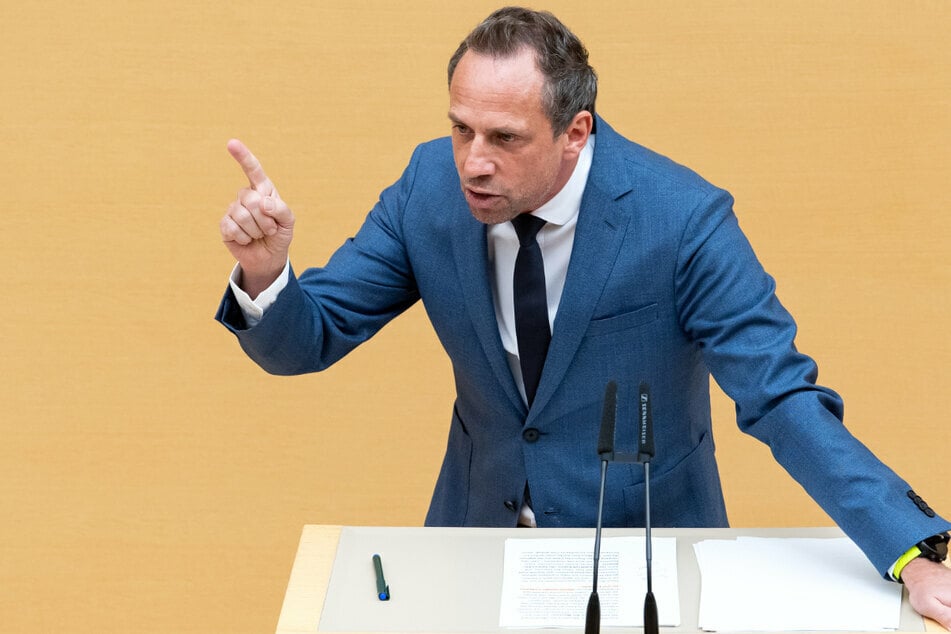 Bayerns Umweltminister Thorsten Glauber (50) will den dem Stillstand bei Windenergie entgegenwirken. (Archiv)
