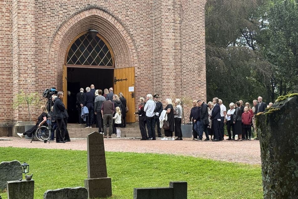 Zahlreiche Menschen versammelten sich vor der Kirche in Asker, um an der Gedenkfeier teilzunehmen.