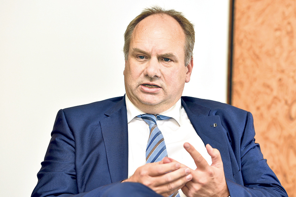 OB Dirk Hilbert (49, FDP) erholt sich aktuell noch von einer OP, die nächsten Probleme stehen schon an.