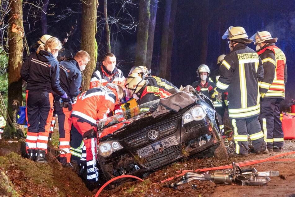 Der Wagen kam von der Straße ab und krachte gegen einen Baum. Für den 19-jährigen Fahrer kam jede Hilfe zu spät.