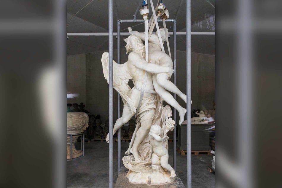 Die fragile Skulptur "Die Zeit raubt die Schönheit" musste bei einem Gewicht von zwei Tonnen per Kran ins Depot gebracht werden.