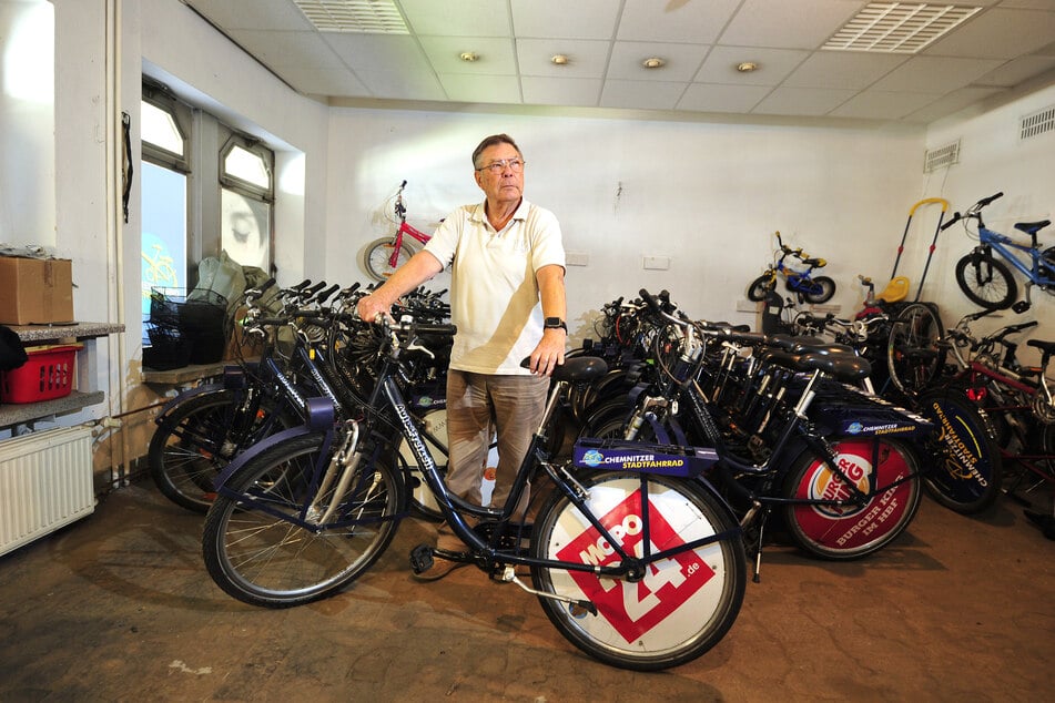 Chef Peter Prasatko (80) vom Verein "Chemnitzer Gewölbegänge" leihte 2025 so viele Räder wie noch nie aus.