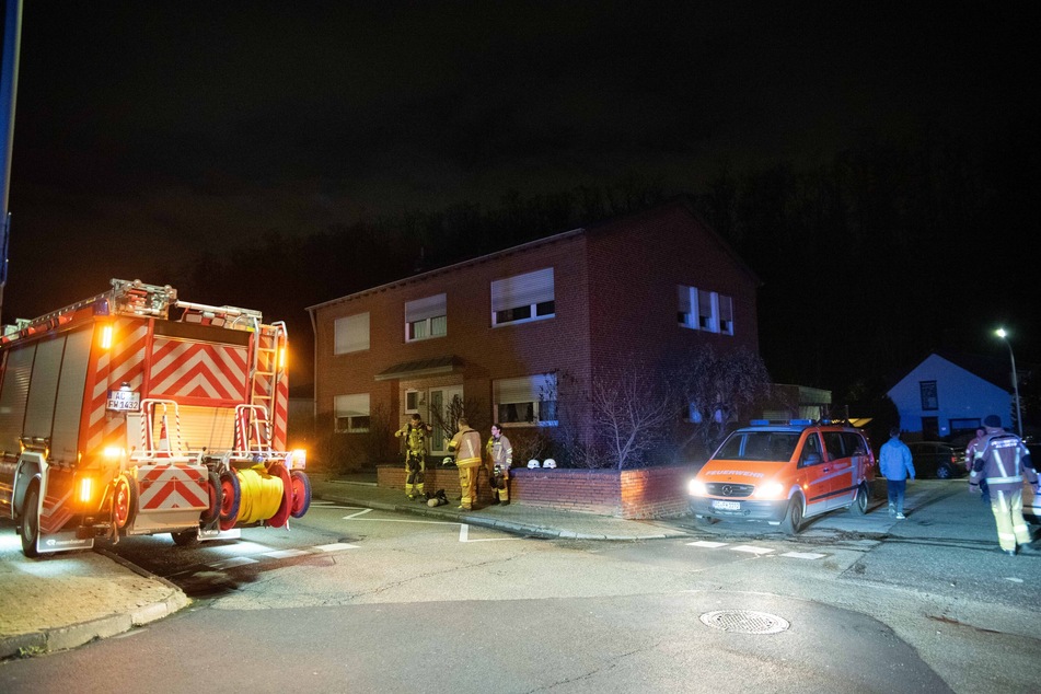 Polizei und Feuerwehr waren wegen des Brandes in Alsdorf im Einsatz.