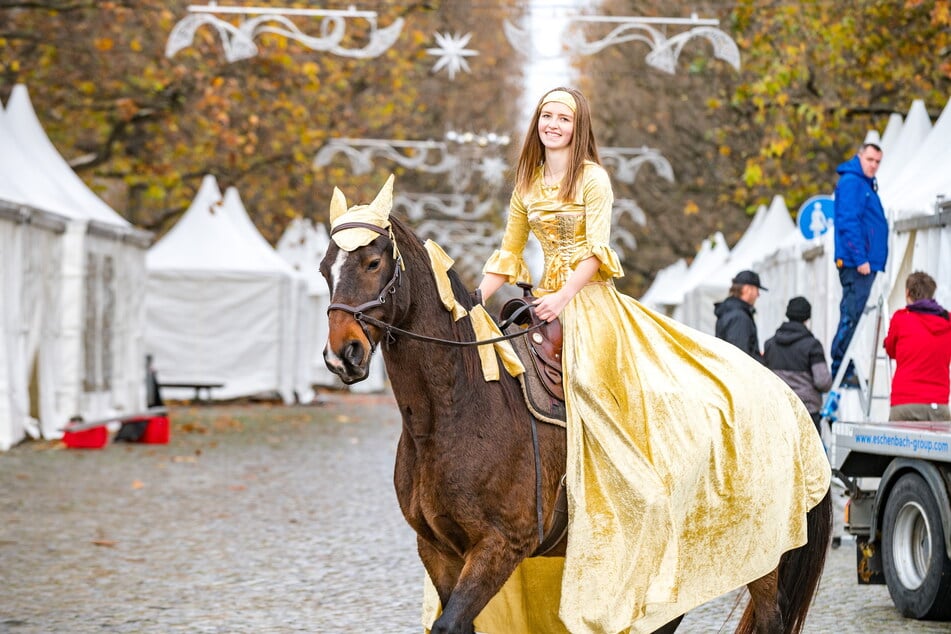 2023 eröffnete Julia Spirling als "Goldene Reiterin" auf Apollo den Augustusmarkt.