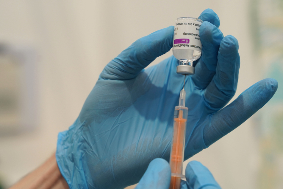 Zahlreiche Kommunen in Bayern ermöglichen ihren Bürgern ab 60 Jahren noch bis zum 18. April kurzfristige Impftermine mit dem Impfstoff des Herstellers AstraZeneca. (Symbolbild)