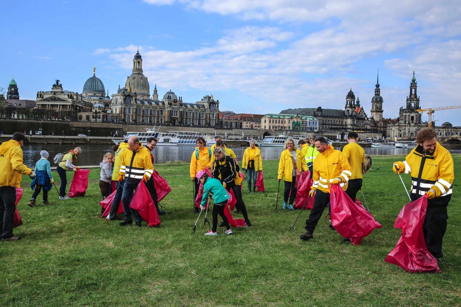 2018 sammelten rund 1300 Helfer 9,5 Tonnen Müll an den Elbwiesen ein, darunter diese Unterstützer-Gruppe der Post.