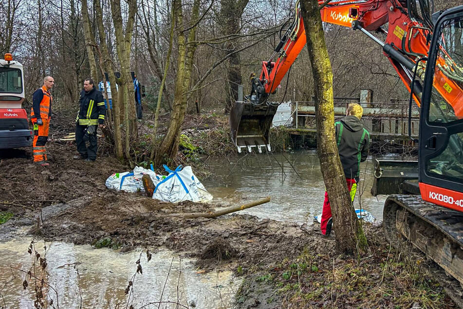 Abschließend wurde ein Damm aus Erde und Sandsäcken errichtet.