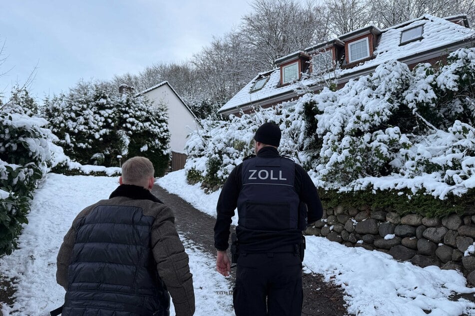 Ermittler der Zollfahndung stürmten am Mittwoch mehrere Objekte und fanden illegale Produkte.