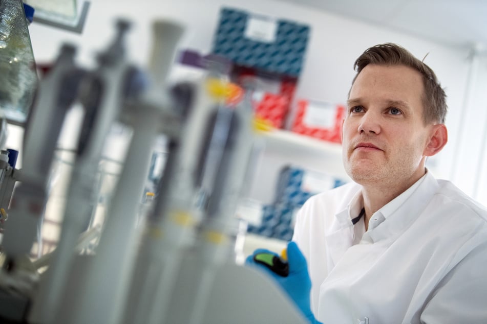 Hendrik Streeck, Direktor des Institut für Virologie an der Uniklinik in Bonn, steht in einem Labor seines Institutes. (Archivbild)