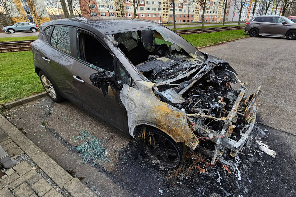 Der Renault fackelte durch die Aktion im Frontbereich komplett ab - Totalschaden!