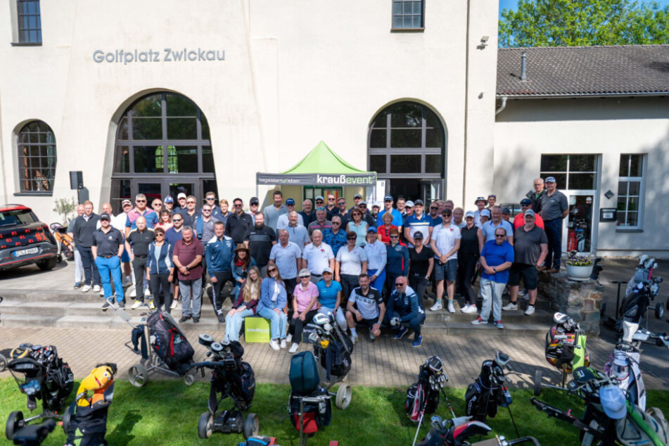 64 Golfer nahmen am 18. KiZ-Cup auf dem Golfplatz Zwickau teil. 7500 Euro kamen zusammen.