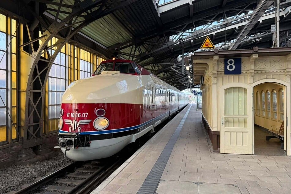 Auf seiner Werkstattfahrt nach Pirna rollte der VT 18.16 am Mittwoch durch den Bahnhof Dresden-Neustadt.
