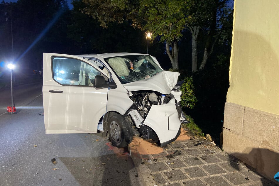 Nach dem Aufprall gegen eine Hauswand ist ein Kleinbus in Sonnefeld (Oberfranken) schwer beschädigt worden.