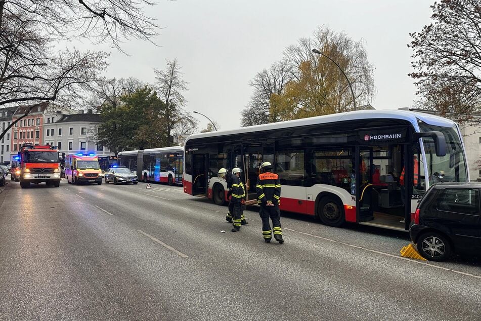 Am Samstagnachmittag kollidierte ein VW Lupo mit einem hvv-Bus.