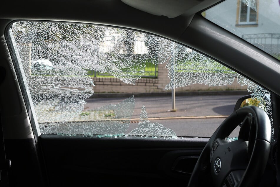 Die Scheiben an mindestens 36 Autos wurden in Dresden-Plauen zerstört.