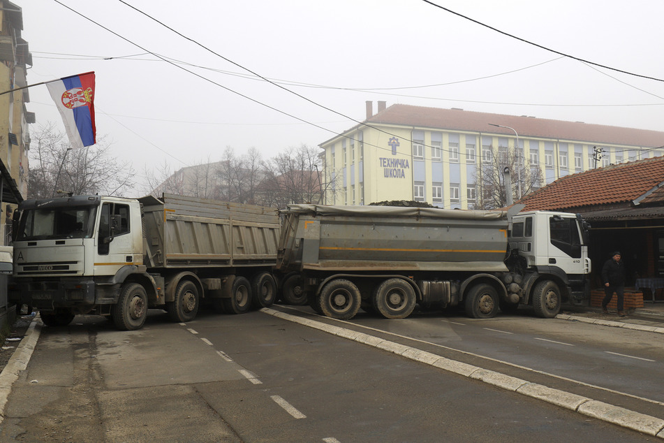 Mehrere Lastwagen, mit Steinen und Sand beladen, blockieren die Straßen zu einem von Bosniaken bewohnten Viertel in Mitrovica.