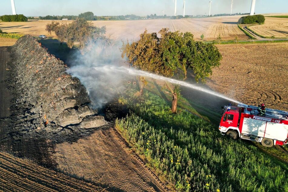 Rund 700 Strohballen fackelten ab. Die Polizei ermittelt wegen Brandstiftung.