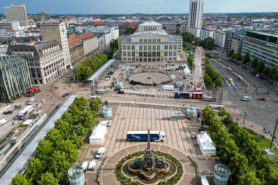 Auf dem Areal entsteht aktuell die Leipziger Fanzone. 15.000 Menschen sollen hier ab Freitag König Fußball feiern.