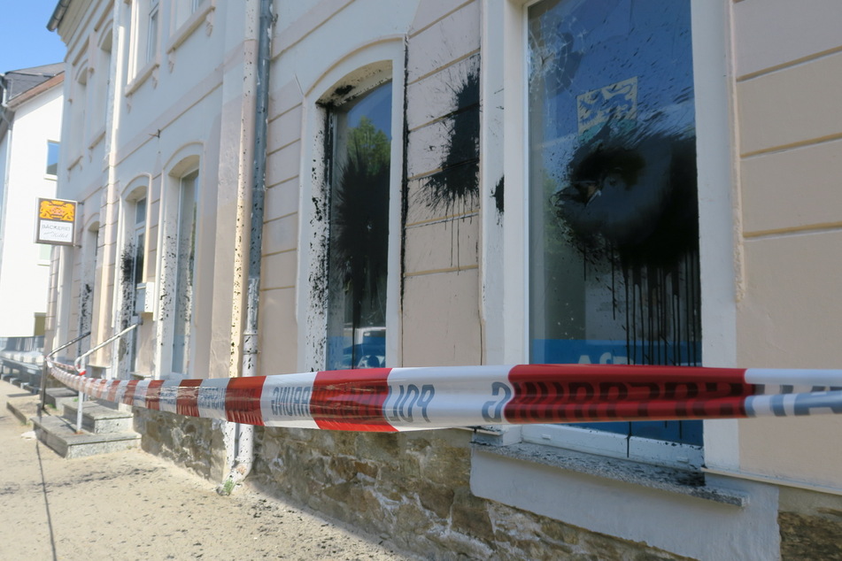 In der Nacht zu Samstag wurde ein Farbanschlag auf ein Abgeordnetenbüro in Schwarzenberg verübt.