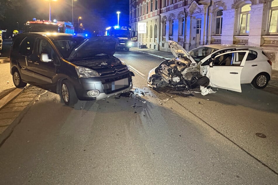 Zwei Autos krachen in Chemnitz frontal zusammen: Fünf Verletzte