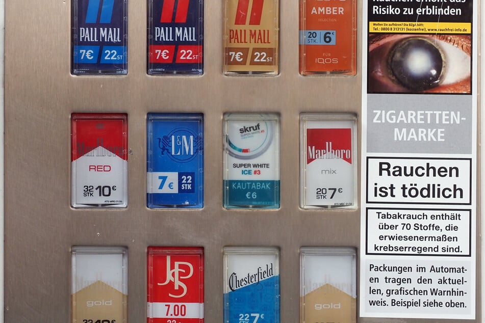 Diebe stehlen kompletten Zigaretten-Automaten