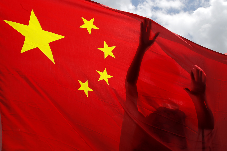 Ein China-Anhänger hält eine chinesische Nationalflagge während einer Kundgebung in Hongkong.