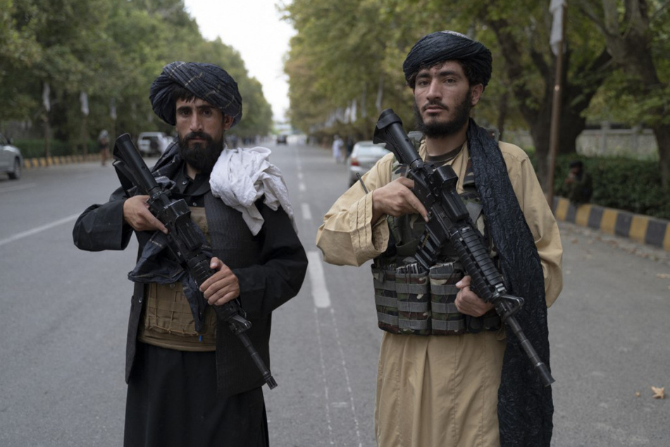 Bewaffnete Taliban-Kämpfer haben einen Frauen-Protest in Kabul gewaltsam aufgelöst.