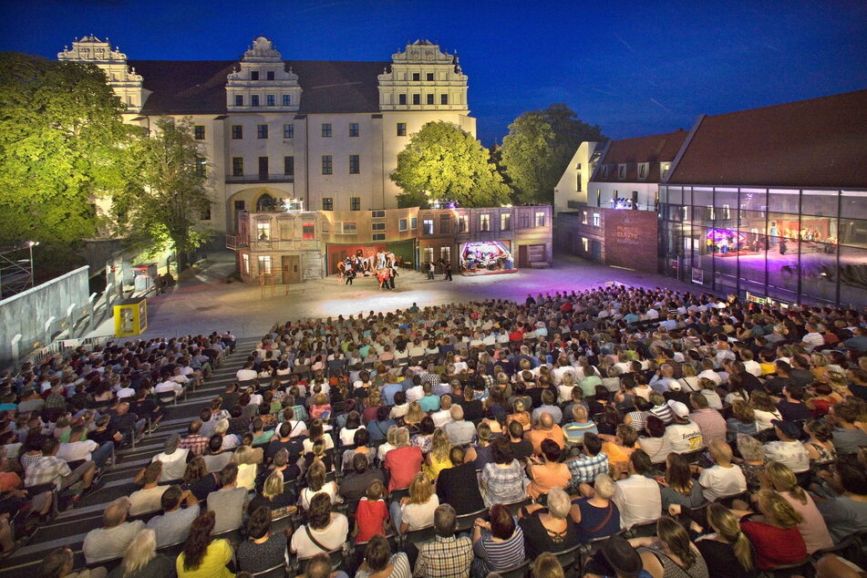 Das Sommertheater auf der Ortenburg (hier mit dem Stück Sonnenallee) erfreut sich seit Jahren größter Beliebtheit beim Publikum.
