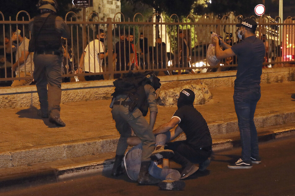 Sicherheitskräfte, sowohl in Uniform als auch in Zivil, verhaften einen palästinensischen Mann in der Nähe des Damaskustors in der Altstadt von Jerusalem während Zusammenstößen zwischen der Polizei und palästinensischen Demonstranten.
