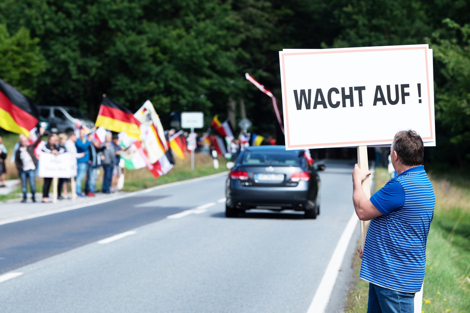 Einheitsfront gegen den Staat: Die Proteste an der B 96 in Oppach sind ein Sammelbecken für Corona-Leugner, Impfgegner oder alle, die gegen das Mobilfunknetzes 5G sind.