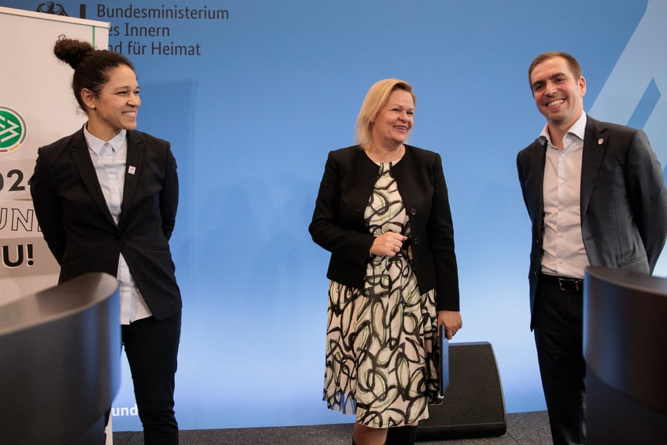Innenministerin Nancy Faeser startet Fußball-Tour anlässlich Heim-EM: Darum geht's!
