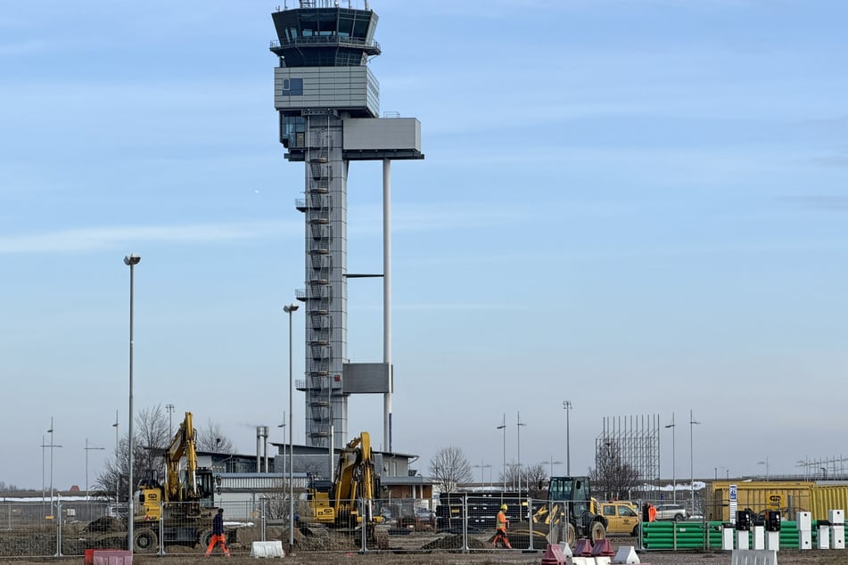 Seit 2006 starten Flugzeuge der Airline von Leipzig aus, bisher gab es aber keinen Wartungshangar und die Maschinen wurden draußen gewartet.