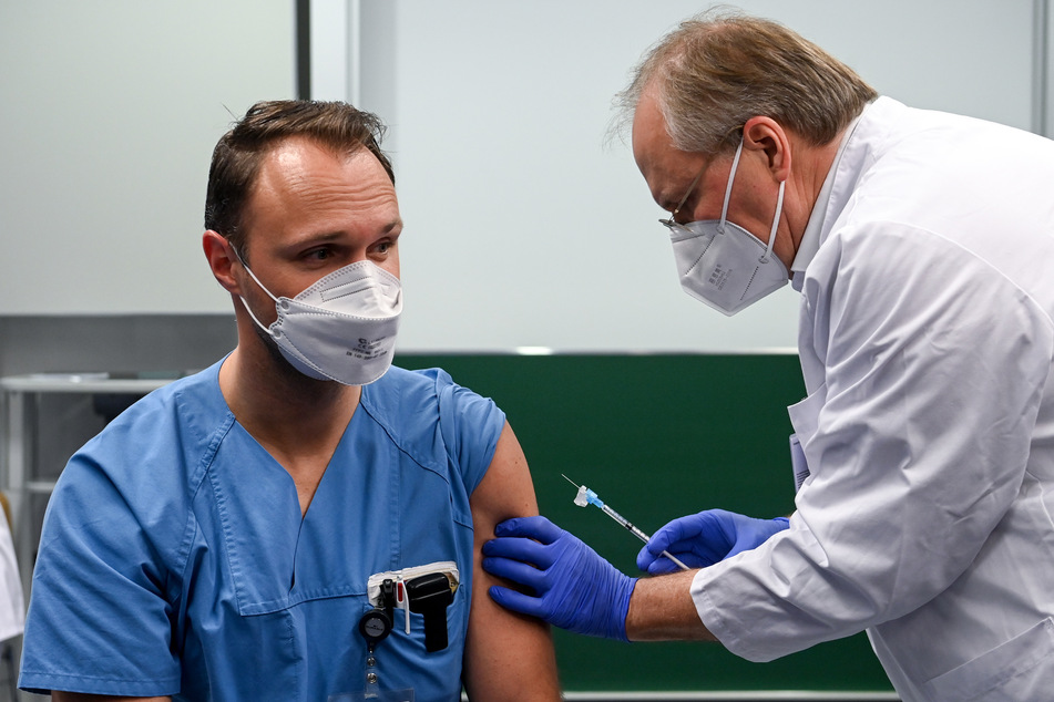 Ein Mitarbeiter der Uniklinik Halle erhält den Moderna-Impfstoff. Der neue Impfstoff kam am Dienstag erstmals in Sachsen-Anhalt zum Einsatz.