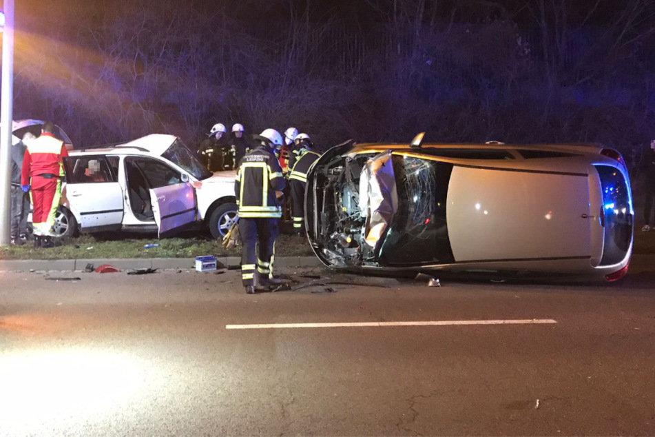 Passat-Fahrer verliert beim Überholen die Kontrolle, zwei Verletzte