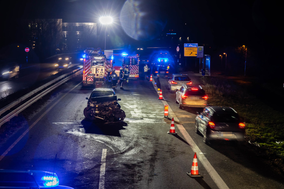 Auf der B455 bei Wiesbaden-Erbenheim verlor der Fahrer eines VW-Golfs die Kontrolle über sein Auto und knallte in die Mittelleitplanke.