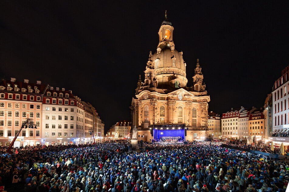 Tausende Menschen versammelten sich am Montag zur 32. Weihnachtlichen Vesper vor der Frauenkirche.