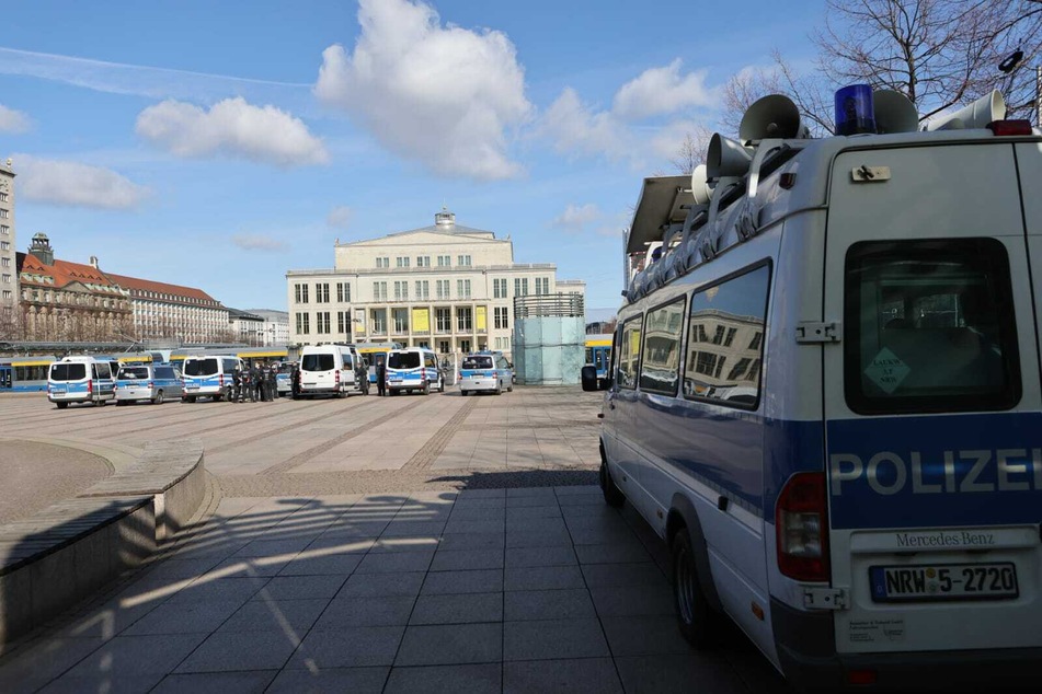 Am Augustusplatz sammeln sich Einsatzkräfte der Polizei.