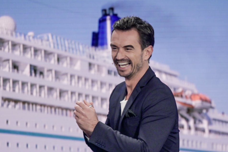Der Moderator Florian Silbereisen steht bei der Aufzeichnung des großen Jahresrückblicks "Menschen 2019" auf der Bühne. Im Hintergrund ist das ZDF-"Traumschiff" zu sehen. (Archivbild)
