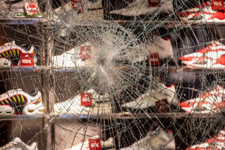 Eine Schaufensterscheibe ist in der Krawallnacht zu Bruch gegangen. Der Prozess beginnt.