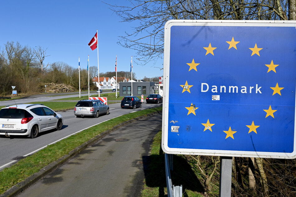 Autos fahren zum deutsch-dänischen Grenzübergang in Richtung Norden.