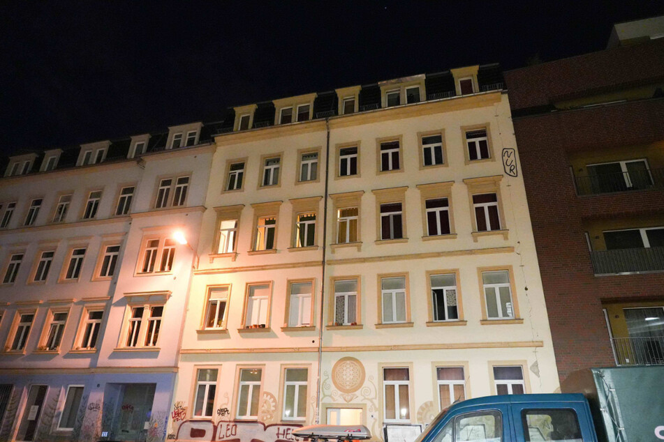 In einer Wohnung in der Hechtstraße sicherte die Polizei am gestrigen Freitagabend Spuren.
