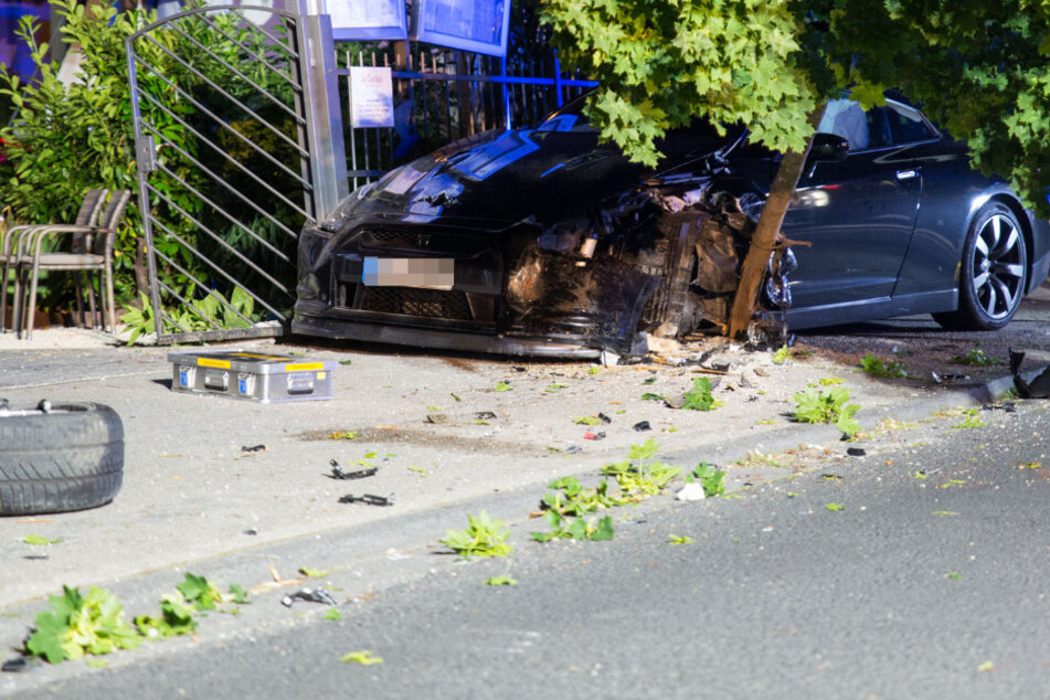 Der Unfall-Verursacher prallte mit seinem Auto gegen eine Straßenlaterne und flüchtete anschließend vom Unfallort.