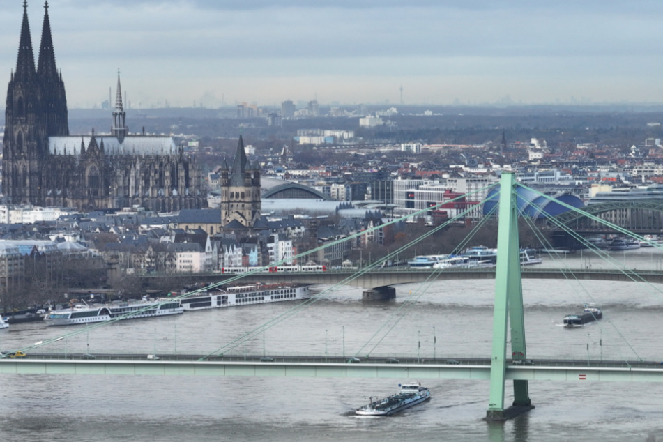 In Köln trat der Rhein in den vergangenen Tagen vielerorts massiv über die Ufer.