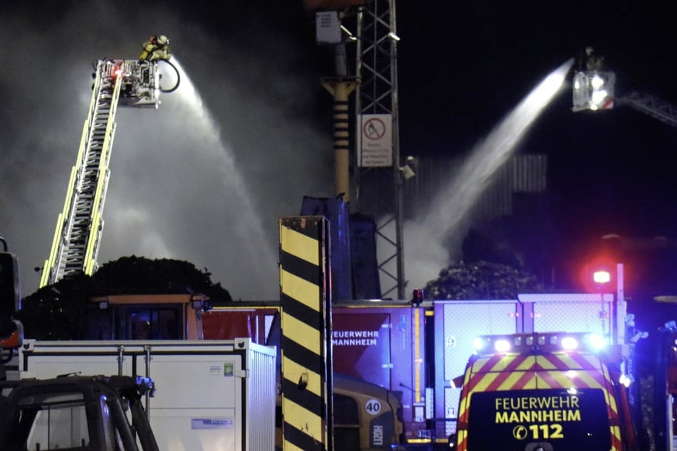 Großeinsatz der Feuerwehr: Recyclinghof brennt