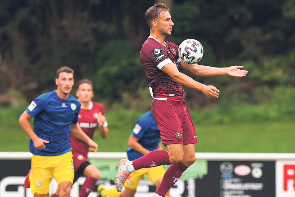 Pascal Sohm nimmt im Test gegen Braunschweig den Ball im Sprung an.