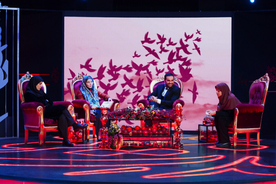 Maryam Komijani (r., Sadaf Asgari) und Mona Ziaa (l., Behnaz Jafari) sollen sich in der iranischen TV-Show aussprechen.
