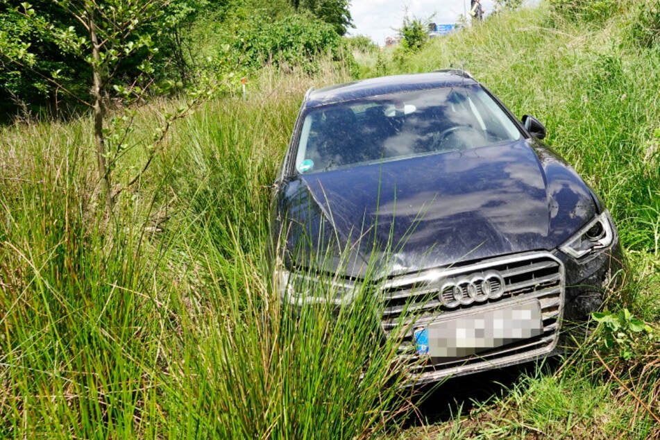 Unfall A4: Unfall auf A4: Audi kracht durch Wildschutz-Zaun