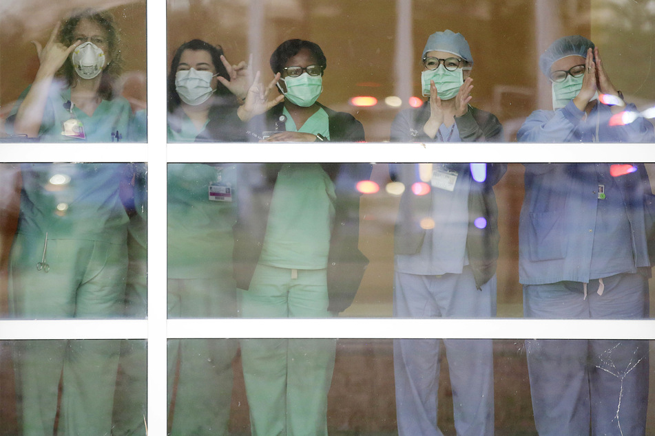 Krankenhausmitarbeitern stehen harte Zeiten bevor. Schutzkleidung, wie auf diesem Bild, ist leider nicht selbstverständlich.