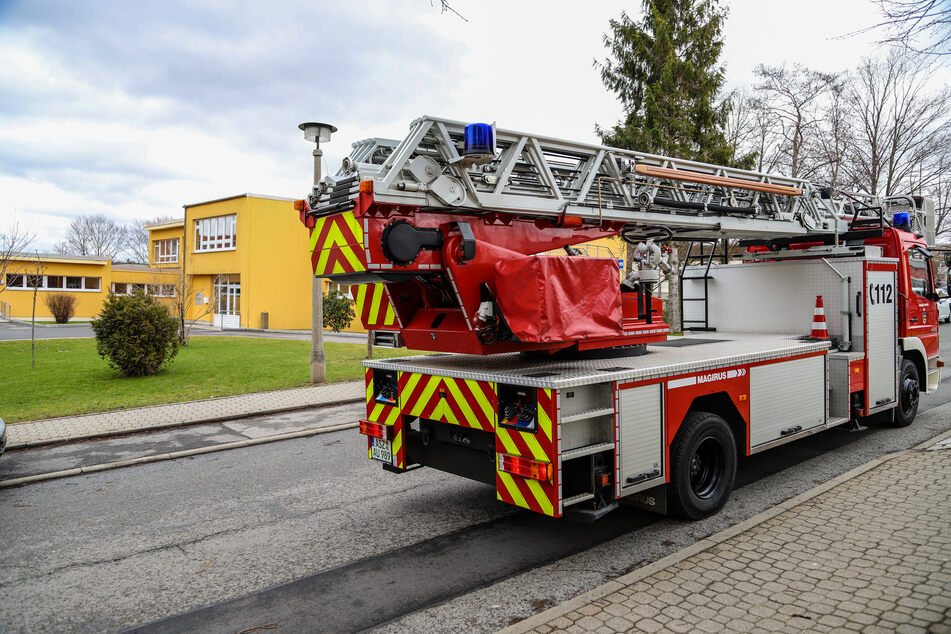 In Aue-Bad Schlema musste die Feuerwehr am Dienstagmorgen zu einem Einsatz in einer Schule ausrücken. In der Küche war Essen angebrannt.