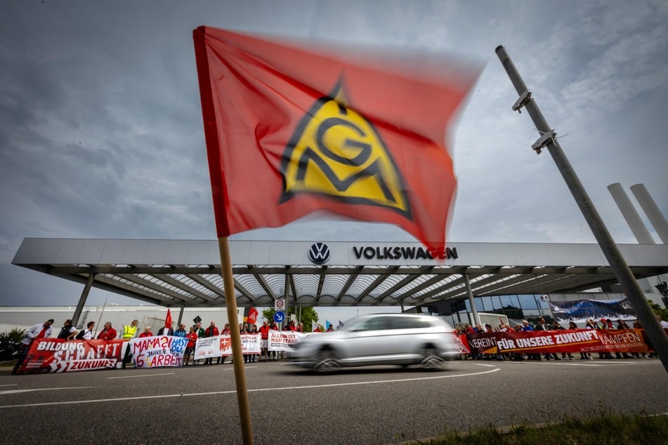 Mitarbeiter und Zulieferer drückten ihre Sorgen und Zukunftsängste mithilfe von Plakaten aus.
